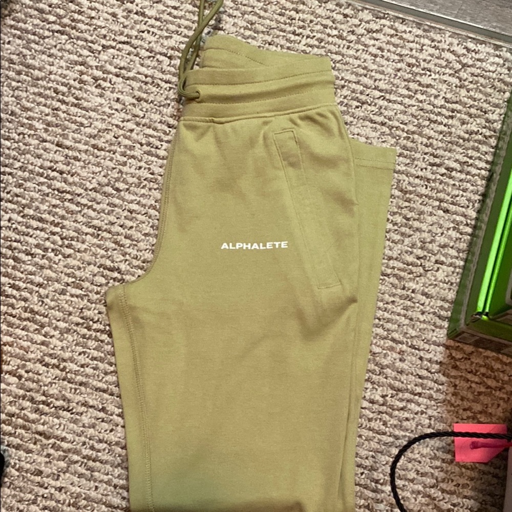 Alphalete Green Leggings with Elastic Waistband